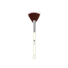 Dermacol A synthetic cosmetic brush made of synthetic fibers D59 Moterims
