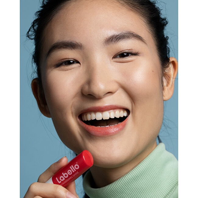 Labello Strawberry Shine Caring Lip Balm 4.8 g lūpų balzamas