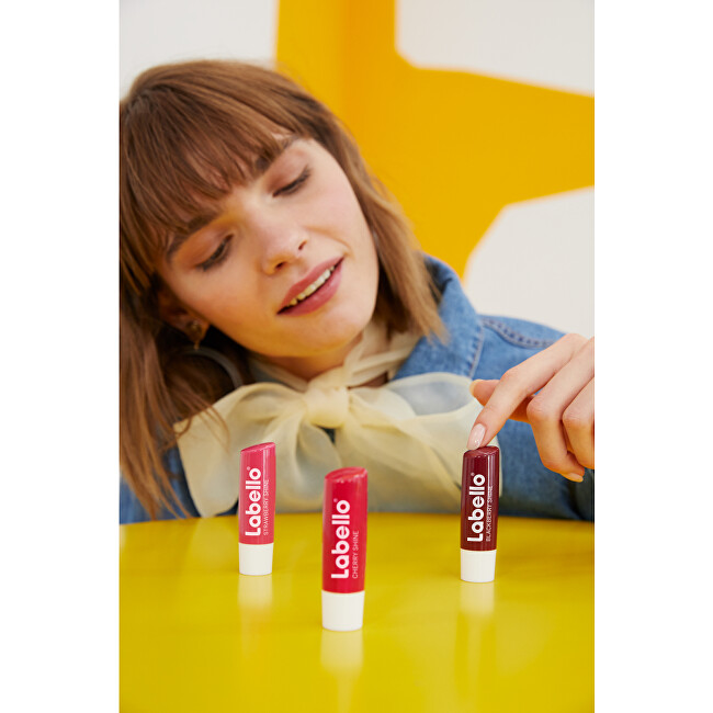 Labello Strawberry Shine Caring Lip Balm 4.8 g lūpų balzamas