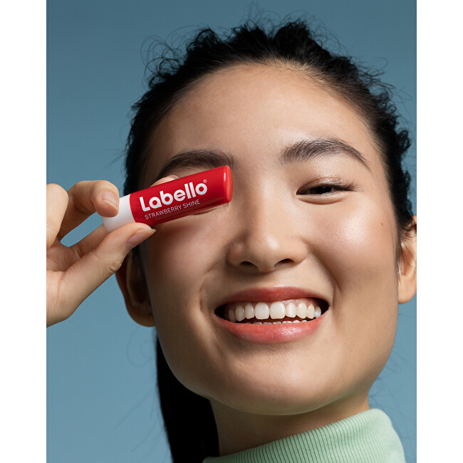 Labello Strawberry Shine Caring Lip Balm 4.8 g lūpų balzamas