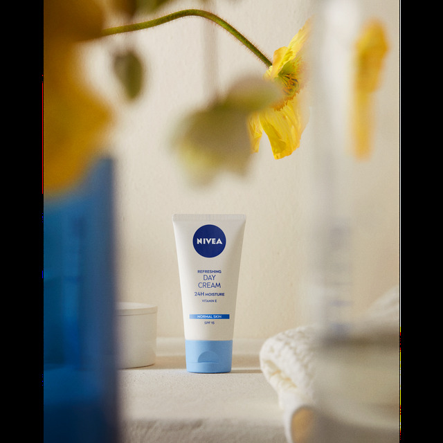Nivea Moisturizing day cream for normal and combination skin SPF 15 Essential (Day Cream) 50 ml 50ml Moterims