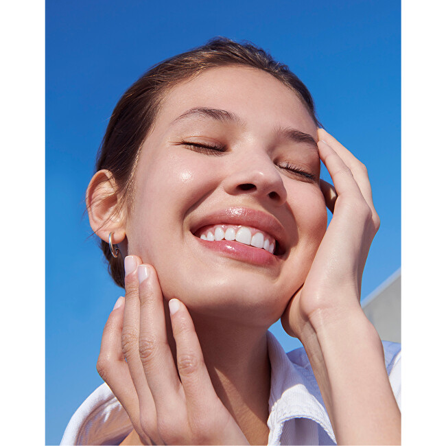 Garnier Brightening skin serum with vitamin C (Super Glow Serum) 30 ml 30ml vietinės priežiūros priemonė