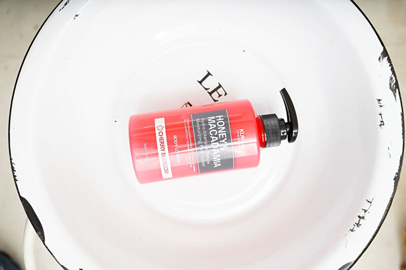 KUNDAL Nourishing Body Lotion Honey & Macadamia Cherry Blossom (Body Lotion) 500 ml 500ml Moterims